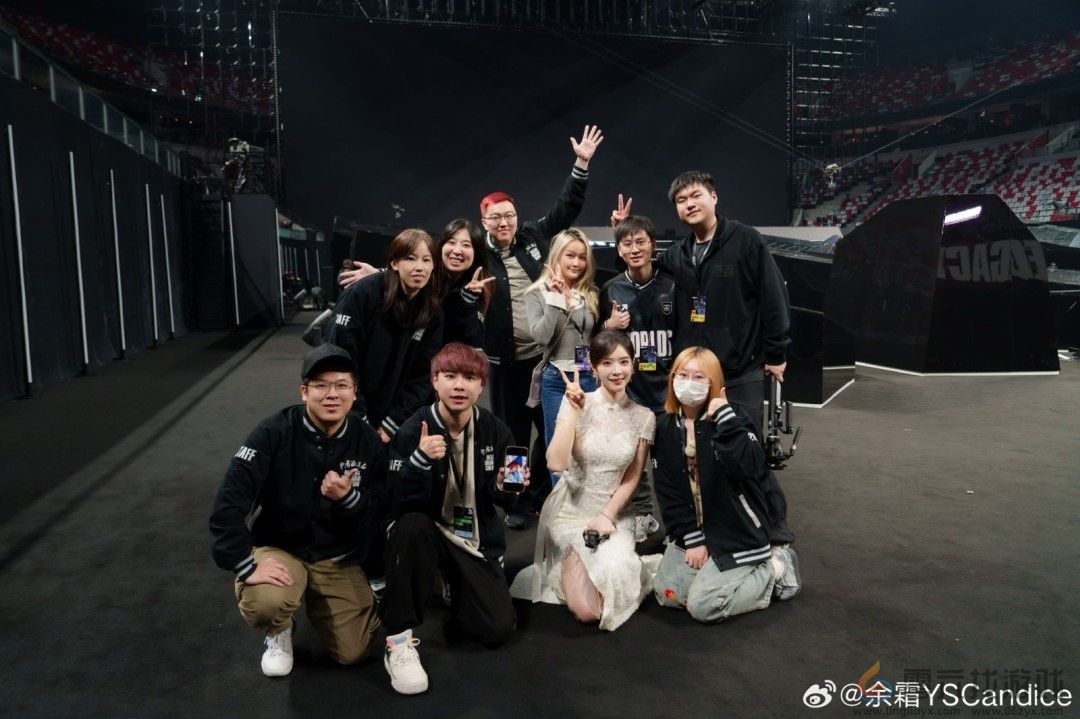 《英雄联盟》美女主持人晒选手合照 深情告别S15(图7)